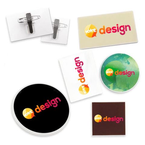 Badge personnalisé avec pince-épingle métal forme sur mesure